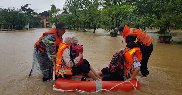 Lũ bất ngờ ập vào trường học, phải “giải cứu” học sinh