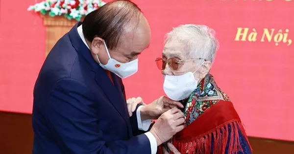 Nguyên Phó Chủ tịch nước Nguyễn Thị Bình nhận Huy hiệu 75 năm tuổi Đảng