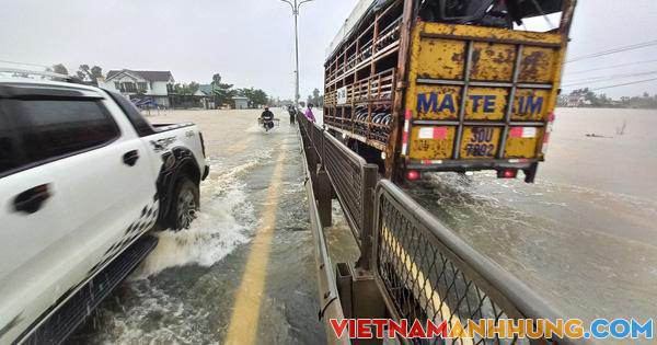 Mưa xối xả, nước lũ băng qua Quốc lộ 1 ở Quảng Nam