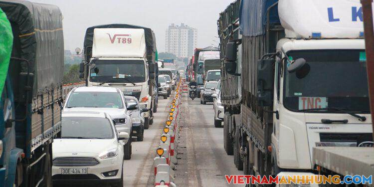 4 ôtô tông nhau, đường trên cao tắc hơn 15 km