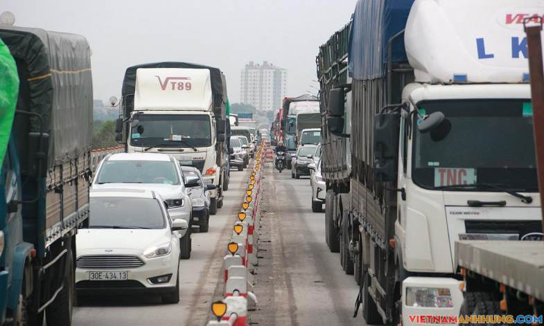 4 ôtô tông nhau, đường trên cao tắc hơn 15 km