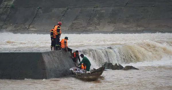 Nhiều tỉnh miền Trung nỗ lực tìm người bị lũ cuốn trôi