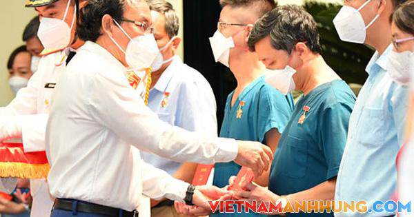 Khắc ghi hình ảnh lăn xả vì TP HCM