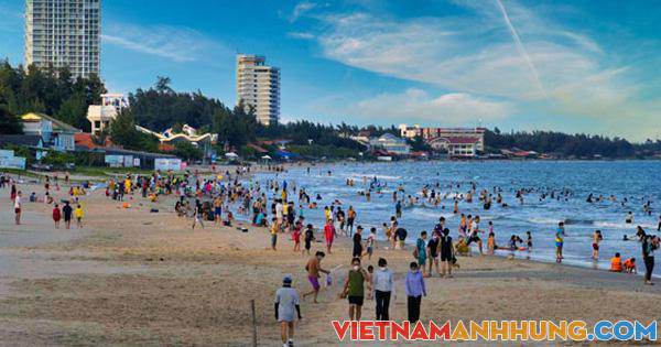 Du khách đông, phòng khách sạn để trống