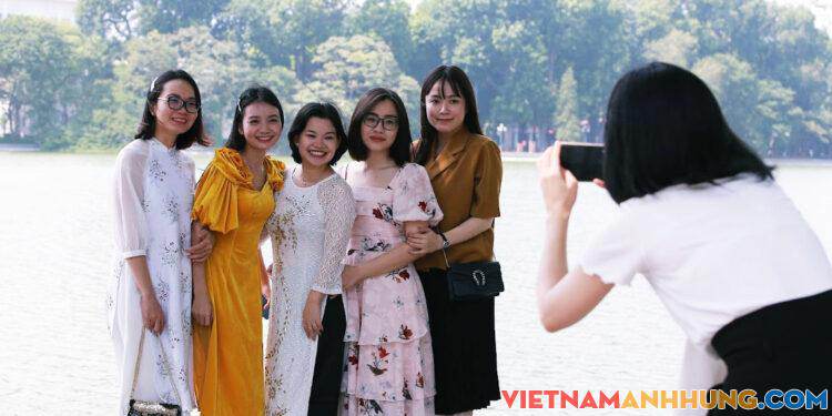 Chị em xúng xính váy đẹp đổ về hồ Gươm chụp ảnh ngày 20/10