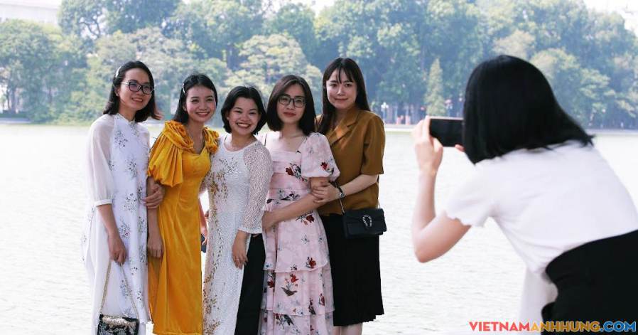 Chị em xúng xính váy đẹp đổ về hồ Gươm chụp ảnh ngày 20/10