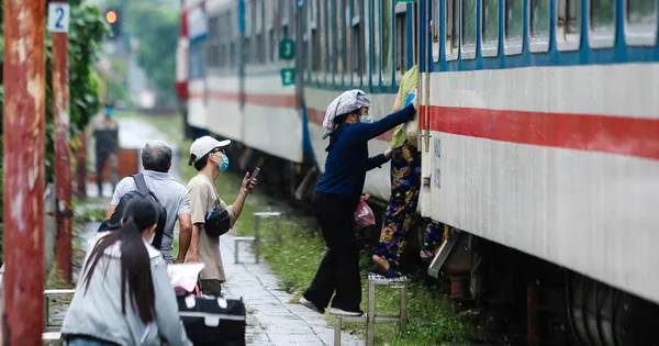 CLIP: Người dân vui mừng mang theo hành lý lên tàu trở về quê