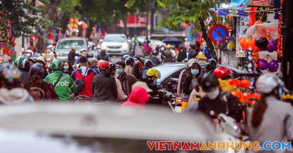 CLIP: Nườm nượp người lên phố Hàng Mã sắm đồ chơi lễ hội Halloween