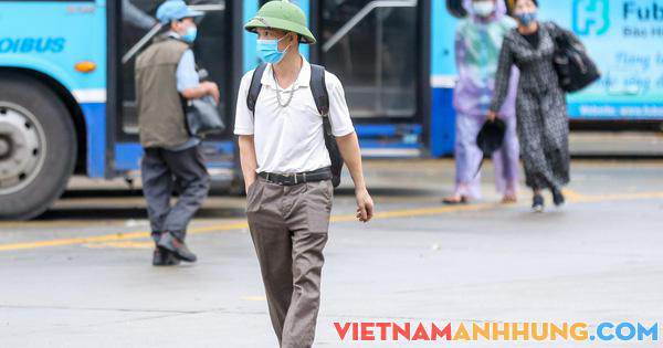 CLIP: Người dân “tay xách, nách mang” ra bến xe Mỹ Đình phải quay về vì nhiều tuyến chưa hoạt động