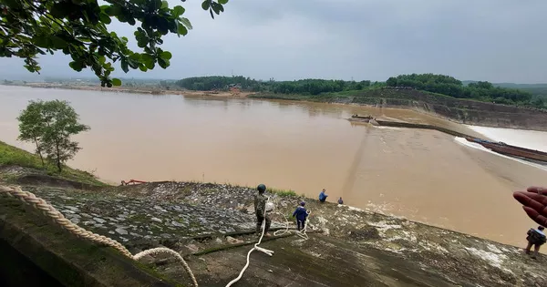 NÓNG: Tàu chở cán bộ Sở GTVT Quảng Trị gặp sự cố, 1 chủ doanh nghiệp bị nước cuốn mất tích
