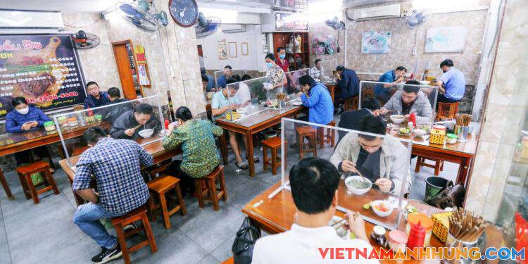 Người Hà Nội thư thái đi ăn phở, uống cà phê, tận hưởng tiết trời thu