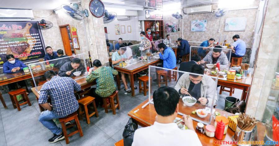 Người Hà Nội thư thái đi ăn phở, uống cà phê, tận hưởng tiết trời thu