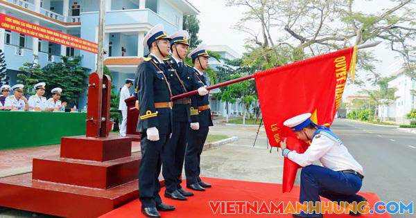 Các bức ảnh trong cuộc thi ảnh “Thiêng liêng cờ Tổ quốc” đã khắc họa đa chiều về những chiến sĩ trong bảo vệ và xây dựng Tổ quốc cũng như giữa đời thường.