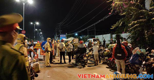 Hàng trăm người về quê kẹt lại ở Long qua đêm tại chốt kiểm soát