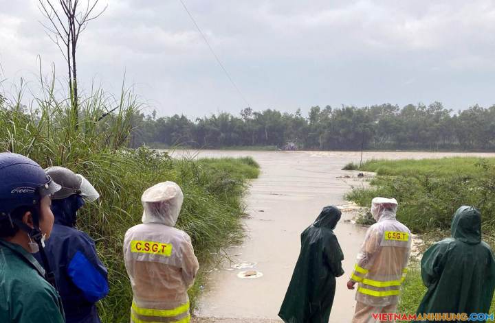 Ba người bị nước lũ cuốn