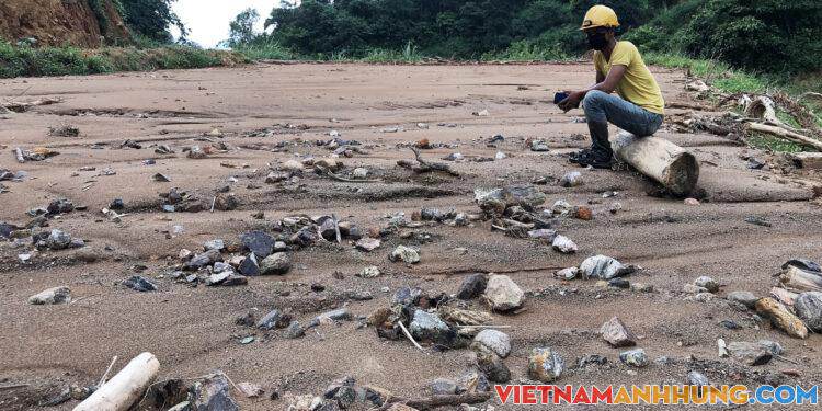 Bãi thải dự án điện gió vùi lấp ruộng lúa