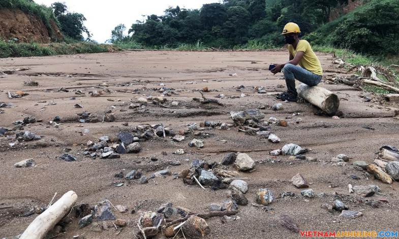 Bãi thải dự án điện gió vùi lấp ruộng lúa