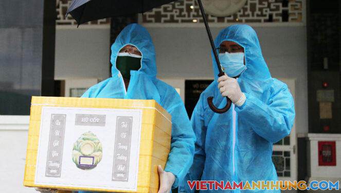 Bàn giao kỷ vật của nạn nhân mất vì Covid-19 cho gia đình