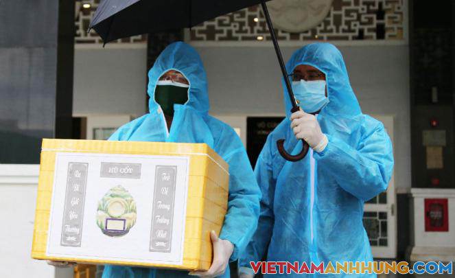 Bàn giao kỷ vật của nạn nhân mất vì Covid-19 cho gia đình