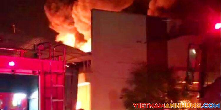 Biển lửa bao trùm kho vải