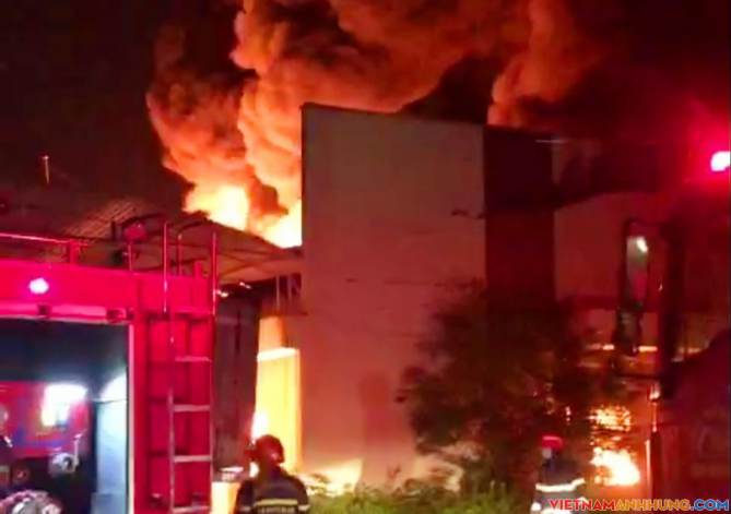 Biển lửa bao trùm kho vải