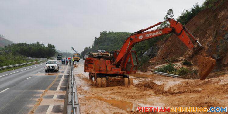 Bùn đất tràn xuống cao tốc Đà Nẵng – Quảng Ngãi