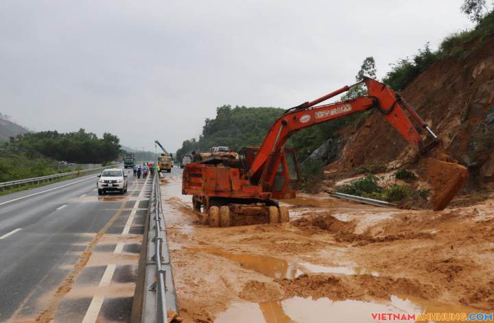 Bùn đất tràn xuống cao tốc Đà Nẵng – Quảng Ngãi