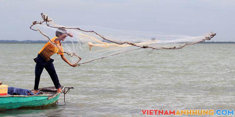 Cấm đánh bắt cá ở hồ Dầu Tiếng một tháng