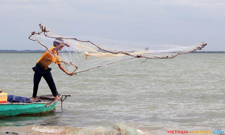 Cấm đánh bắt cá ở hồ Dầu Tiếng một tháng
