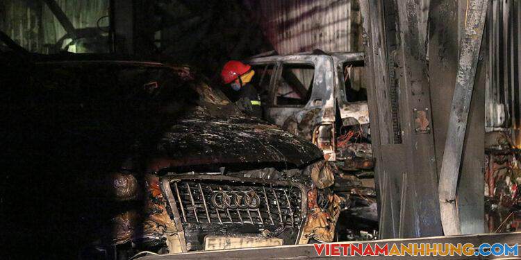 Cháy gara thiêu rụi 3 xe sang