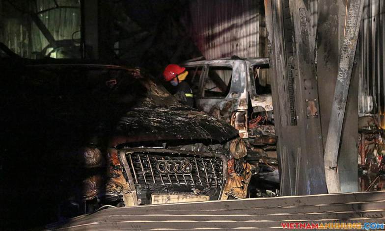 Cháy gara thiêu rụi 3 xe sang
