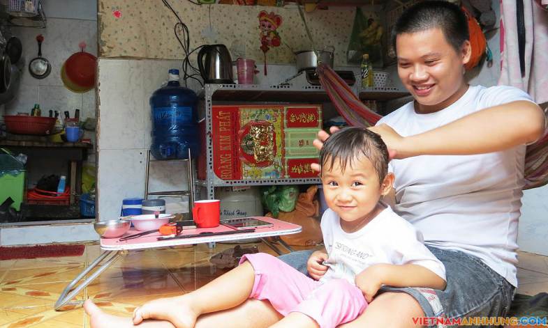 Công nhân sống chật vật trong 3 m2