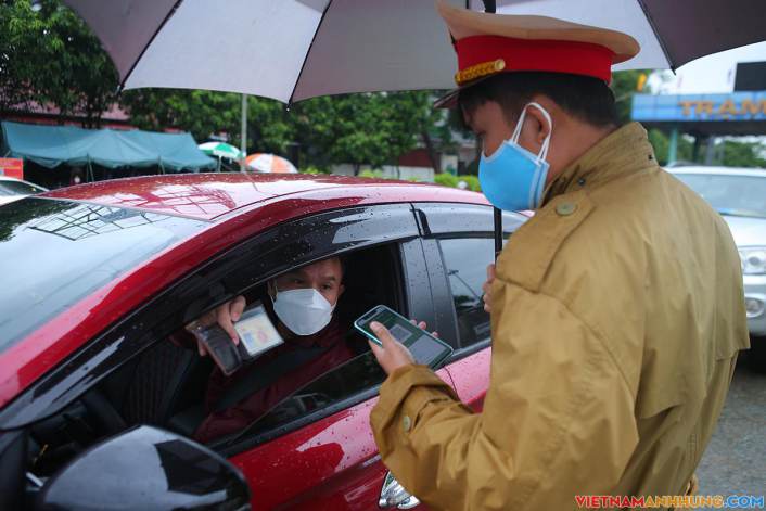 Địa phương kiểm soát đi lại ‘mỗi nơi một kiểu’