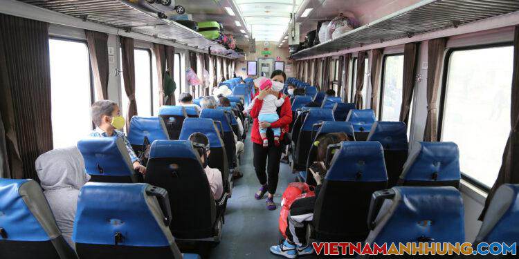 Đưa 2.800 thai phụ, trẻ em, người già về quê bằng tàu hỏa