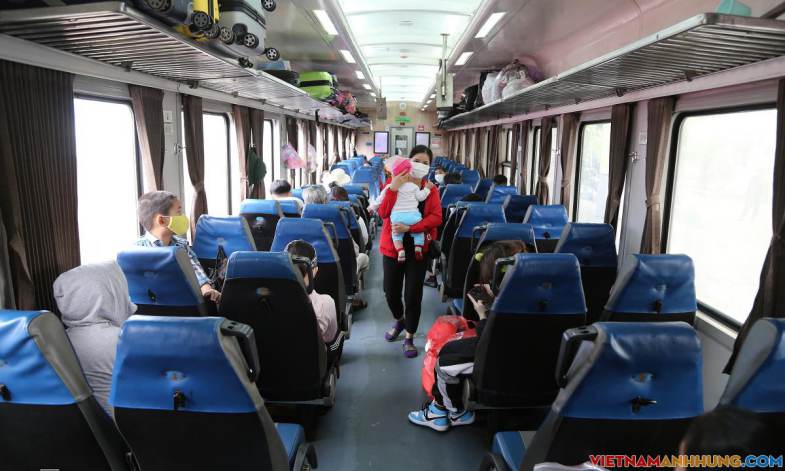 Đưa 2.800 thai phụ, trẻ em, người già về quê bằng tàu hỏa