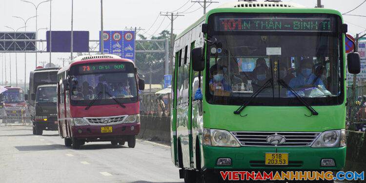 Dùng ôtô đưa người tự phát rời TP HCM về miền Tây