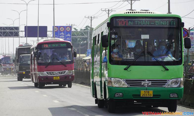 Dùng ôtô đưa người tự phát rời TP HCM về miền Tây