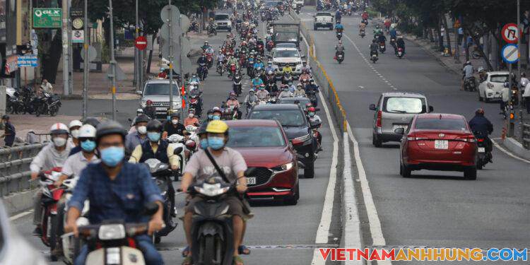 Đường TP HCM tấp nập ngày đầu ‘bình thường mới’