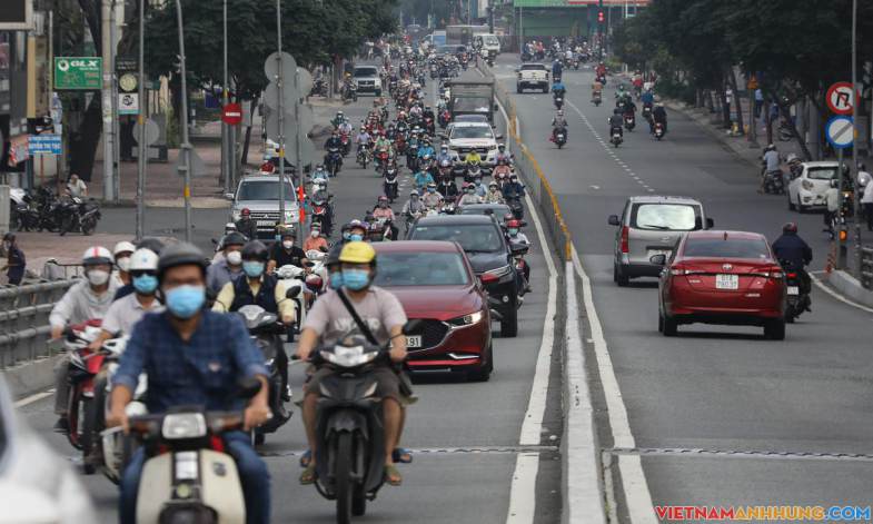 Đường TP HCM tấp nập ngày đầu ‘bình thường mới’