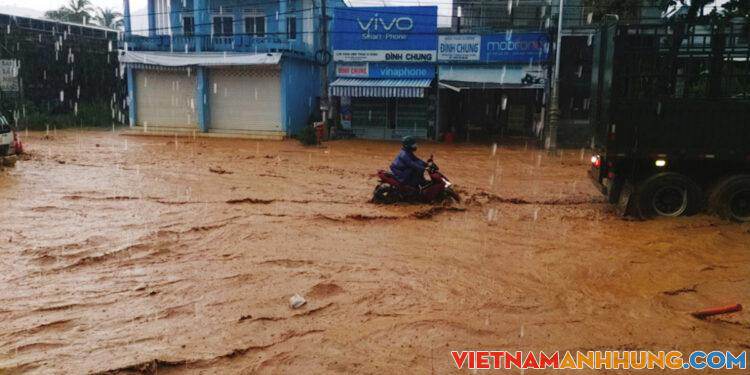Đường lên Đà Lạt mênh mông nước sau mưa lớn
