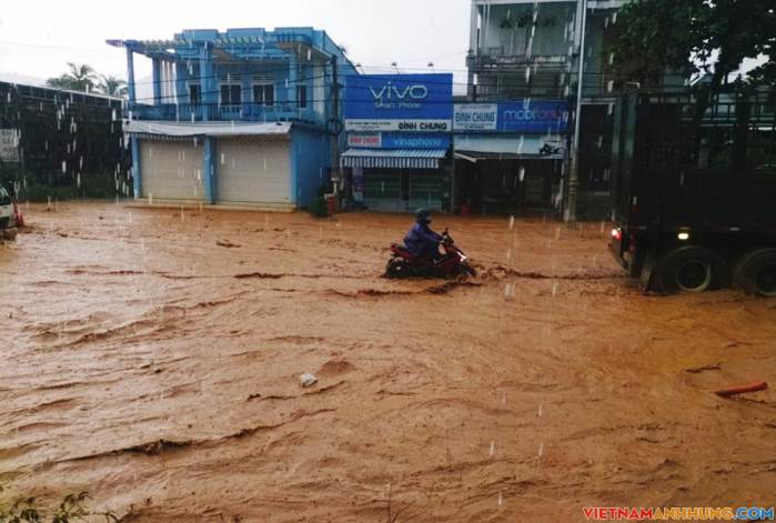 Đường lên Đà Lạt mênh mông nước sau mưa lớn