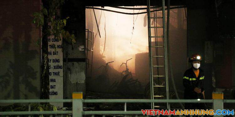 Hai căn nhà ở Sài Gòn cháy ngùn ngụt
