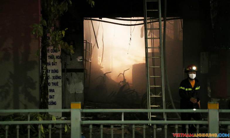 Hai căn nhà ở Sài Gòn cháy ngùn ngụt