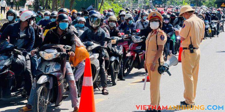 Hàng nghìn người đi xe máy về các tỉnh phía Bắc