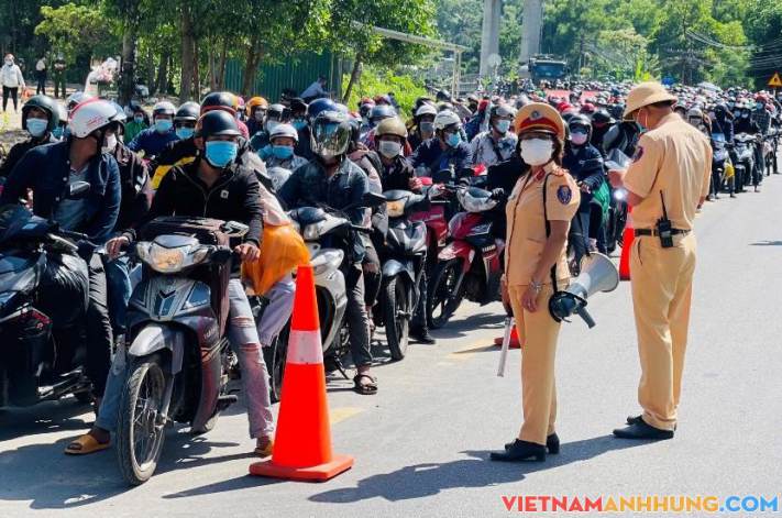 Hàng nghìn người đi xe máy về các tỉnh phía Bắc