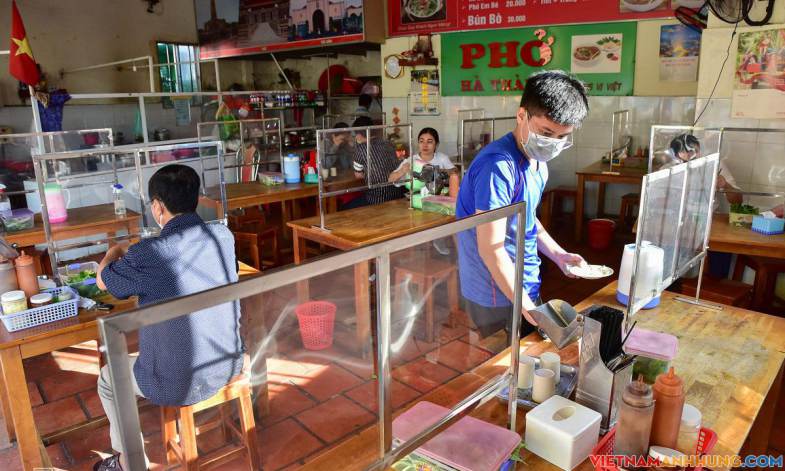 Hàng quán TP HCM làm vách ngăn bán tại chỗ