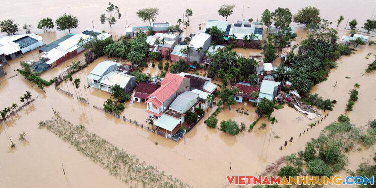 Hàng trăm ngôi nhà ven sông bị ngập lũ