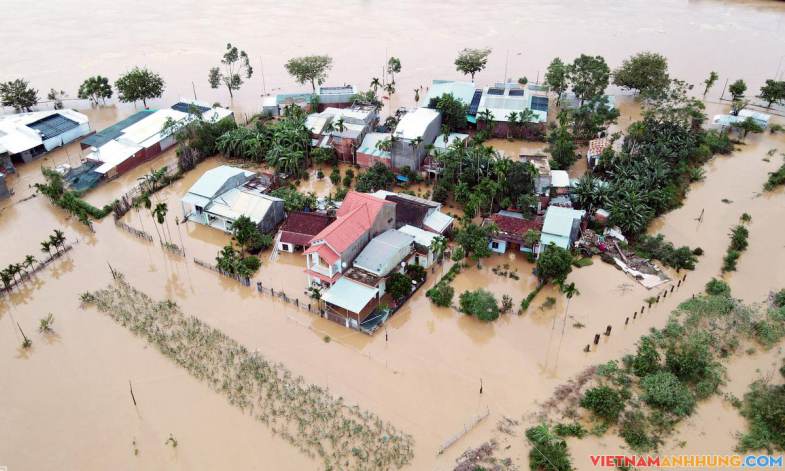 Hàng trăm ngôi nhà ven sông bị ngập lũ