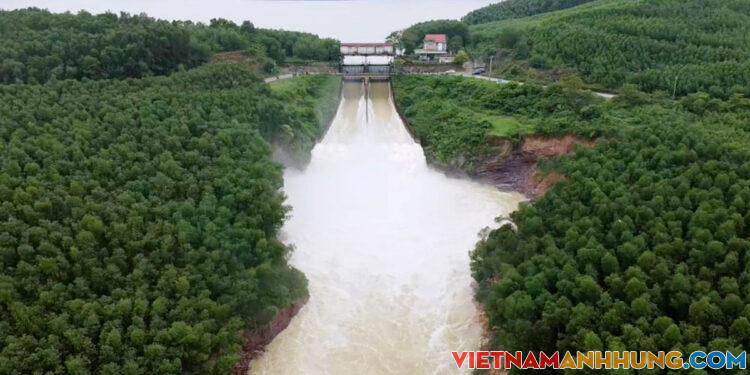 Hồ Kẻ Gỗ lần đầu xả tràn đón lũ