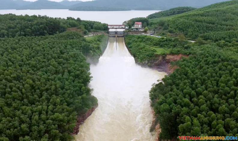 Hồ Kẻ Gỗ lần đầu xả tràn đón lũ